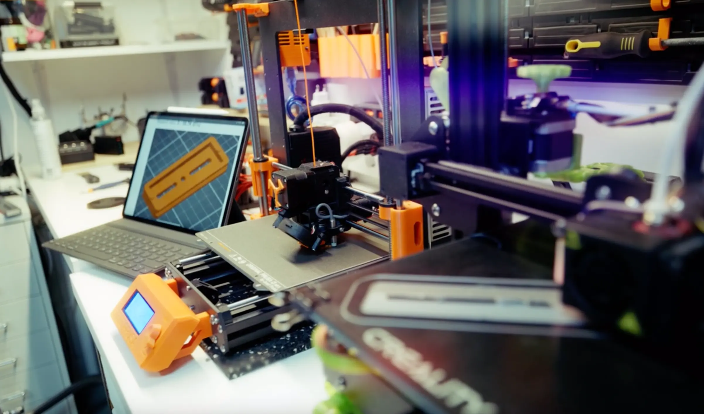 Atelier d'impression 3d avec des imprimantes 3D en fonctionnement et ordinateur