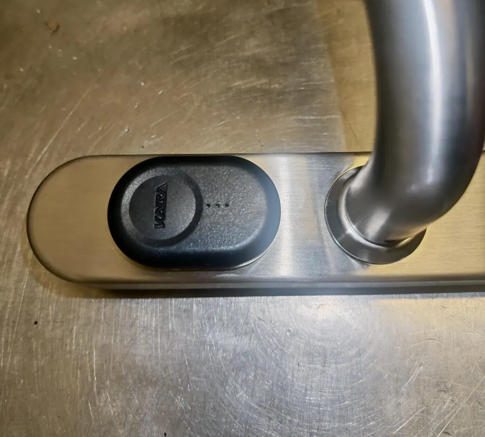 Cache imprimé en 3D posé sur la plaque de la béquille électronique